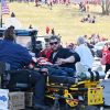 FootballR - NFL - Diese Beschreibung wurde automatisch generiert. Tödliche Schießerei - Eine Gruppe von Verletzten sitzt auf der Ladefläche eines Krankenwagens bei der Parade der Chiefs.