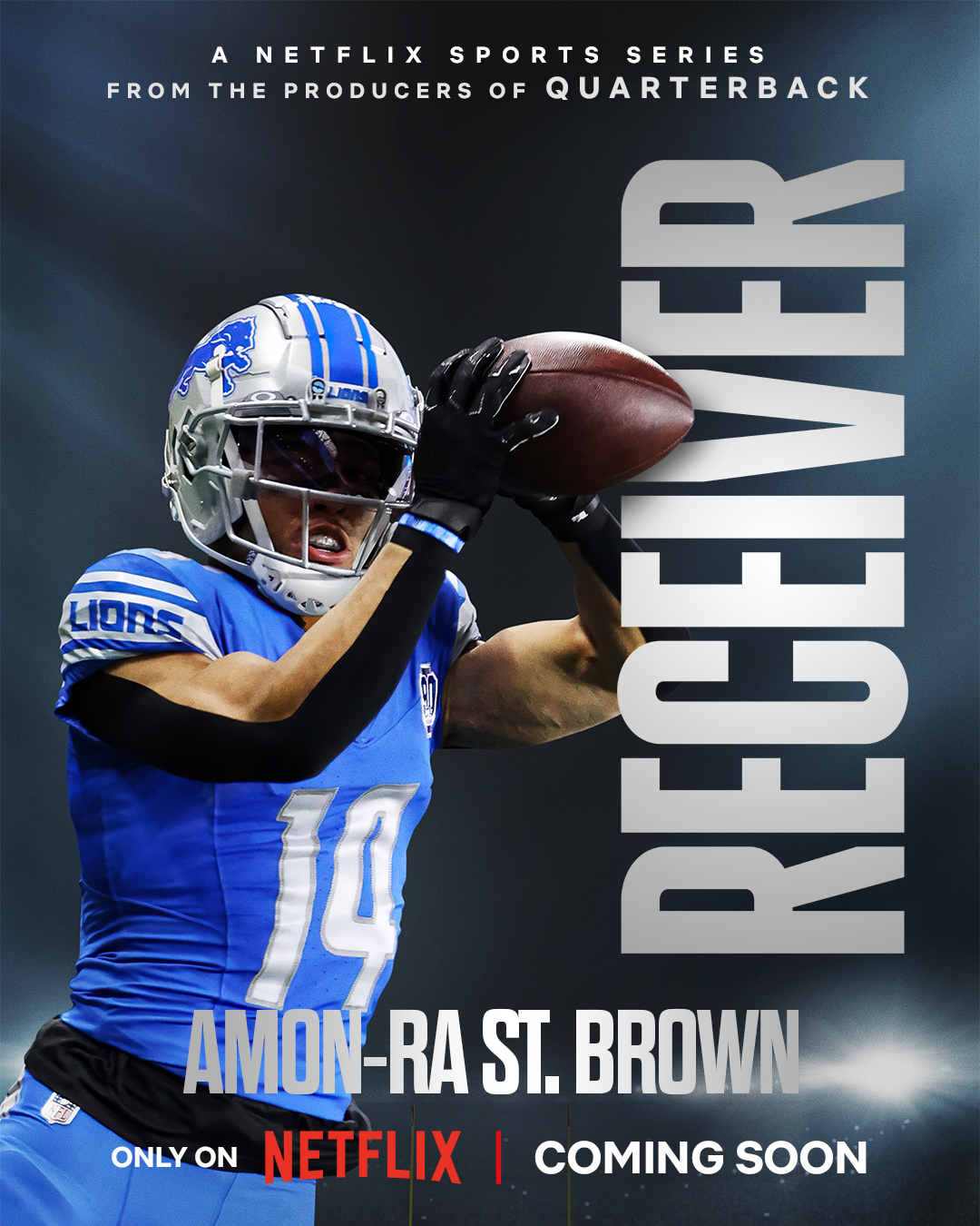 FootballR - NFL - Ein Werbeplakat für eine Netflix-Sportserie mit dem Titel „Receiver“ mit einer dynamischen Actionaufnahme von Amon-Ra St. Brown in seinem Detroit-Lions-Trikot, was darauf hindeutet, dass er sich intensiv auf seine Fußballkarriere und seine Sportlichkeit konzentriert. Diese Beschreibung wurde automatisch generiert.