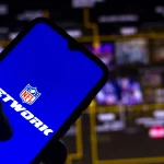 FootballR - NFL Network - Diese Beschreibung wurde automatisch generiert. Das Logo des NFL-Netzwerks wird auf einem Mobiltelefon angezeigt.