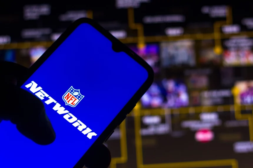 FootballR - NFL Network - Diese Beschreibung wurde automatisch generiert. Das Logo des NFL-Netzwerks wird auf einem Mobiltelefon angezeigt.