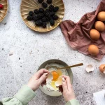 Photo Schnelle Snack-Idee: Guacamole und Salsa mit selbstgemachten Tortilla-Chips