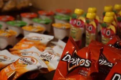 Photo Football Fever Snack Bowl: Gesunde Mischung aus Nüssen, getrockneten Früchten und Popcorn