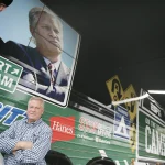 FootballR - NFL - Diese Beschreibung wurde automatisch generiert. Ein Mann, der vor einem grün-weißen Bus steht, ist NFL-Analyst Chris Mortensen von ESPN.