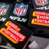 FootballR - NFL - Diese Beschreibung wurde automatisch generiert. NFL-Show Good Morning Football Logos auf einem Tisch.