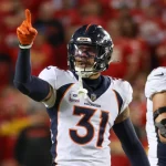 FootballR - NFL verbleibenden Free Agents - Diese Beschreibung wurde automatisch generiert. Die Denver Broncos, darunter All-Pro Safety Justin Simmons, feiern miteinander.