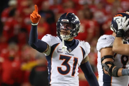 FootballR - NFL verbleibenden Free Agents - Diese Beschreibung wurde automatisch generiert. Die Denver Broncos, darunter All-Pro Safety Justin Simmons, feiern miteinander.