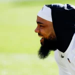 FootballR - NFL - Diese Beschreibung wurde automatisch generiert. Keenan Allen, ein Mann mit Bart, der an einem sonnigen Tag lächelt, ein Stirnband und Sportkleidung trägt.