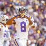 FootballR - NFL - Diese Beschreibung wurde automatisch generiert. LSU-Footballspieler Malik Nabers feiert einen Touchdown während eines Spiels.