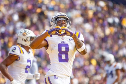 FootballR - NFL - Diese Beschreibung wurde automatisch generiert. LSU-Footballspieler Malik Nabers feiert einen Touchdown während eines Spiels.