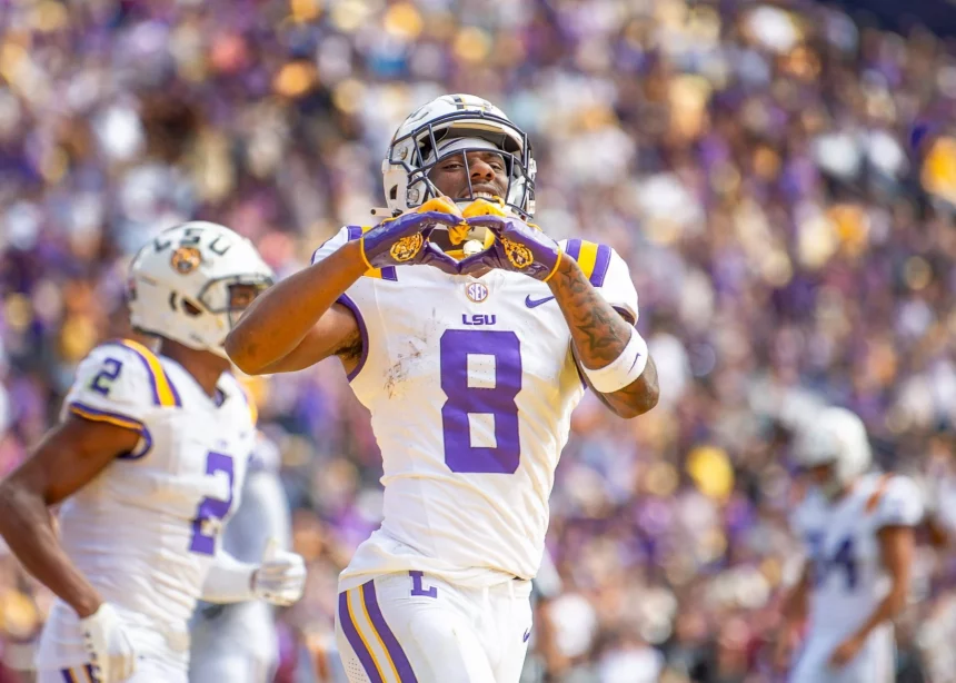 FootballR - NFL - Diese Beschreibung wurde automatisch generiert. LSU-Footballspieler Malik Nabers feiert einen Touchdown während eines Spiels.