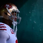 FootballR - NFL - Diese Beschreibung wurde automatisch generiert. Arik Armstead, ein Defensive Lineman der San Francisco 49ers, steht in der Umkleidekabine.