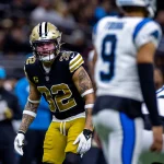 FootballR - NFL - Diese Beschreibung wurde automatisch generiert. Ein Footballspieler der Saints, Tyrann Mathieu, in Uniform.