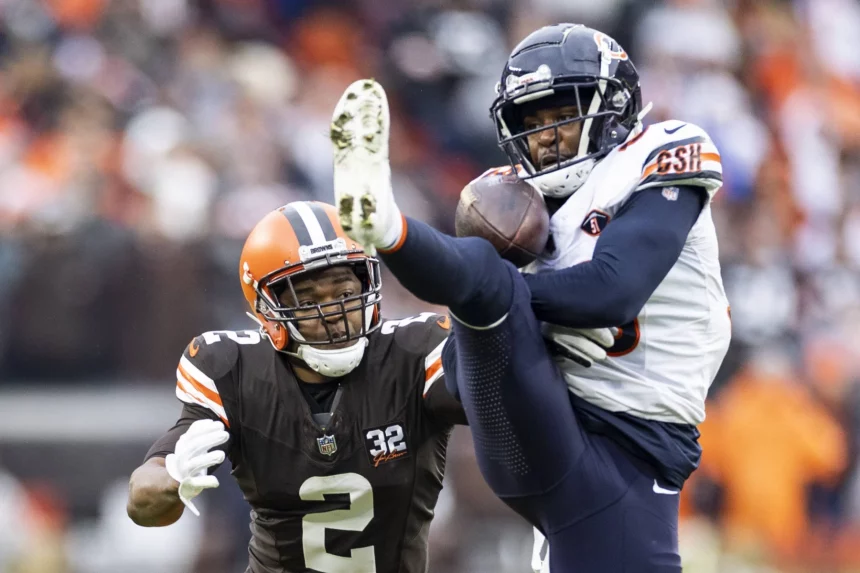 FootballR - NFL - Diese Beschreibung wurde automatisch generiert. Cleveland Browns gegen Bears. Cornerback Jaylon Johnson