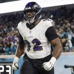 FootballR - NFL - Diese Beschreibung wurde automatisch generiert. Ein Baltimore Ravens DT, Justin Madubuike, läuft auf dem Feld.