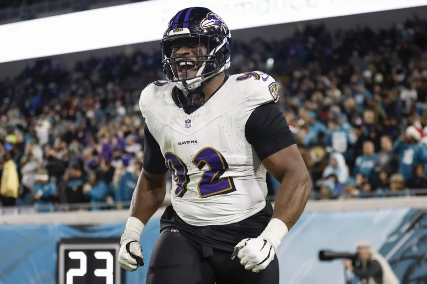 FootballR - NFL - Diese Beschreibung wurde automatisch generiert. Ein Baltimore Ravens DT, Justin Madubuike, läuft auf dem Feld.