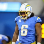 FootballR - NFL - Diese Beschreibung wurde automatisch generiert. Eric Kendricks, ein Abwehrspieler, steht auf dem Spielfeld.