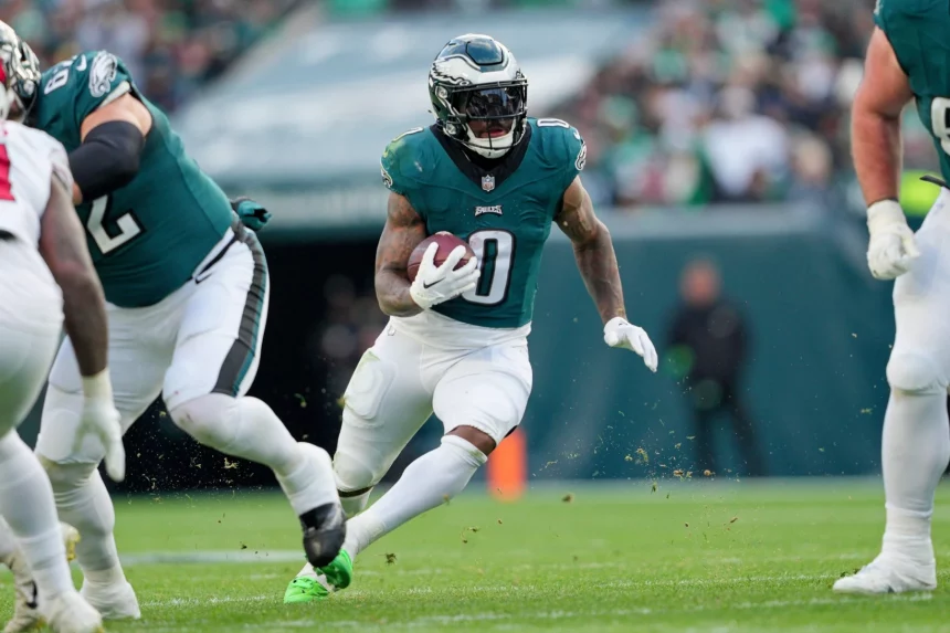 FootballR - NFL - Diese Beschreibung wurde automatisch generiert. Die Philadelphia Eagles mit D'Andre Swift laufen mit dem Ball.