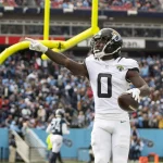 FootballR - NFL - Diese Beschreibung wurde automatisch generiert. Calvin Ridley, ein Spieler der Jacksonville Jaguars, feiert einen Touchdown.