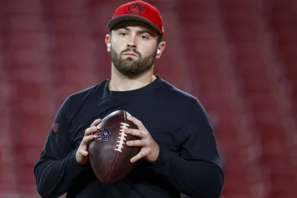 NFC South - Wild Card: FootballR Pro Bowl 2025 - NFL Week 8 - Diese Beschreibung wurde automatisch generiert. Ein Footballspieler, Baker Mayfield, hält einen Football in einem Buccaneers-Stadion.