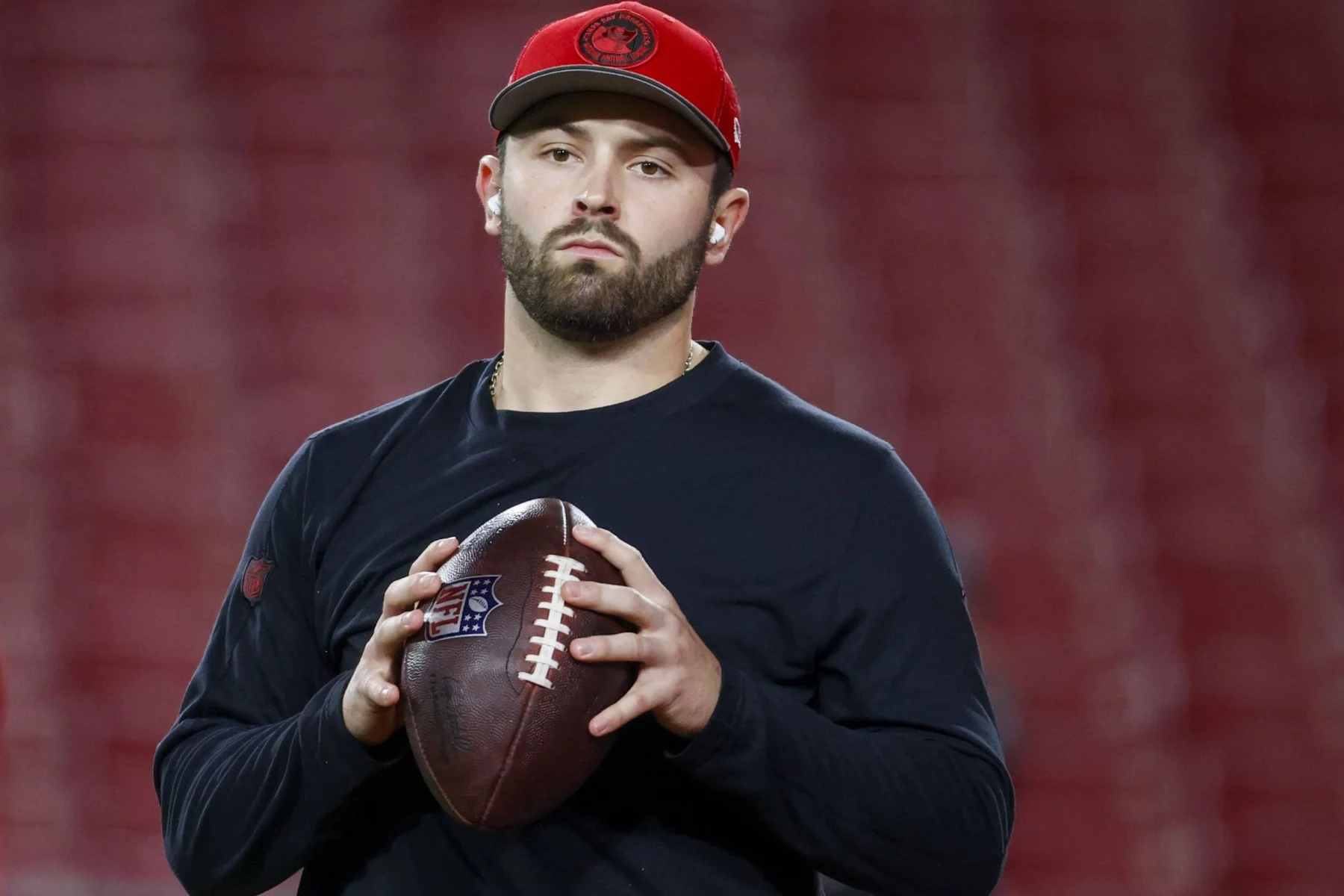 NFC South - Wild Card: FootballR Pro Bowl 2025 - NFL Week 8 - Diese Beschreibung wurde automatisch generiert. Ein Footballspieler, Baker Mayfield, hält einen Football in einem Buccaneers-Stadion.