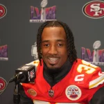 FootballR - NFL - Diese Beschreibung wurde automatisch generiert. Ein Chiefs-Spieler, L'Jarius Sneed, sitzt vor einem Mikrofon.