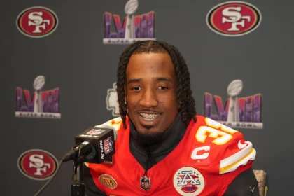 FootballR - NFL - Diese Beschreibung wurde automatisch generiert. Ein Chiefs-Spieler, L'Jarius Sneed, sitzt vor einem Mikrofon.