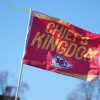 FootballR - NFL - Diese Beschreibung wurde automatisch generiert. Zeigen Sie Ihre Unterstützung für die Chiefs mit dieser Kansas City Chiefs-Flagge. Perfekt für jeden Chiefs Superfan oder Fan.