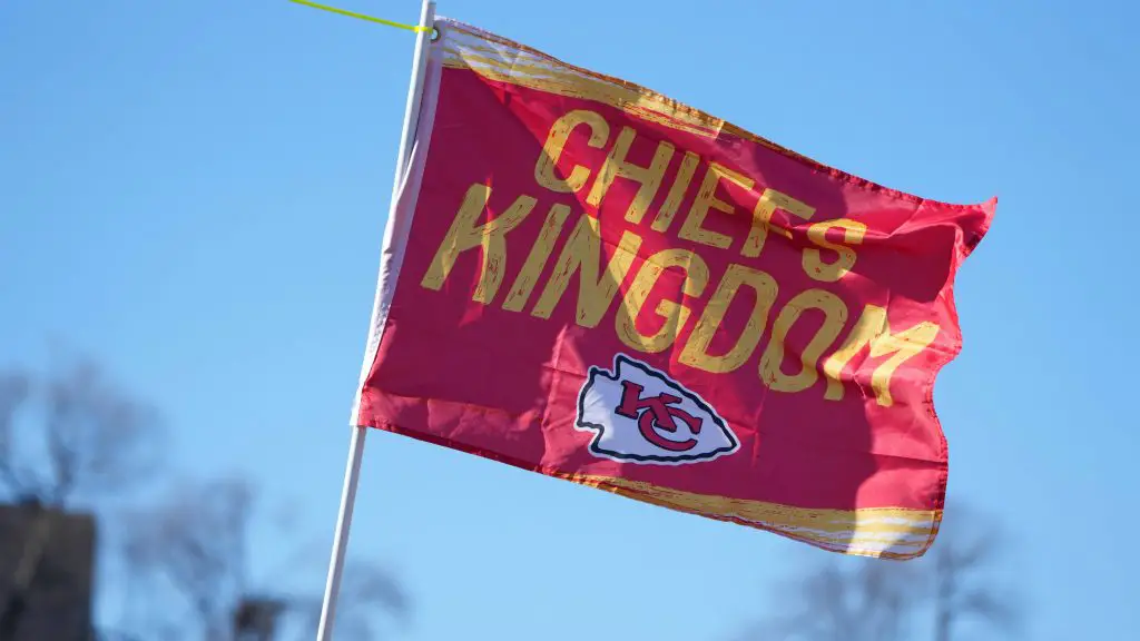 FootballR - NFL - Diese Beschreibung wurde automatisch generiert. Zeigen Sie Ihre Unterstützung für die Chiefs mit dieser Kansas City Chiefs-Flagge. Perfekt für jeden Chiefs Superfan oder Fan.