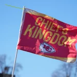 Graham Walker - NFL - Diese Beschreibung wurde automatisch generiert. Zeigen Sie Ihre Unterstützung für die Chiefs mit dieser Kansas City Chiefs-Flagge. Perfekt für jeden Chiefs Superfan oder Fan.