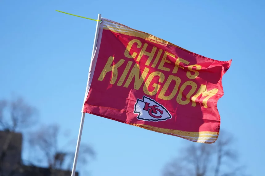 Graham Walker - NFL - Diese Beschreibung wurde automatisch generiert. Zeigen Sie Ihre Unterstützung für die Chiefs mit dieser Kansas City Chiefs-Flagge. Perfekt für jeden Chiefs Superfan oder Fan.