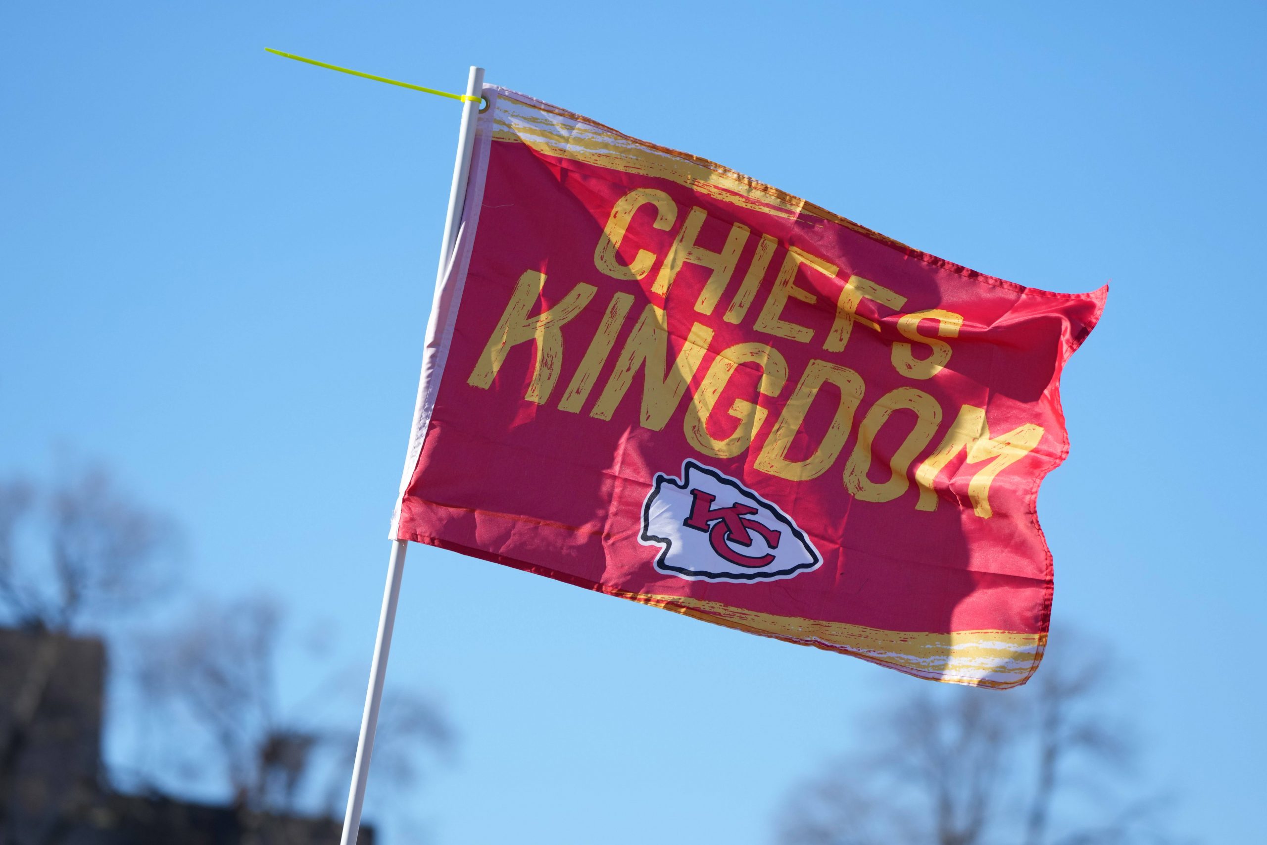 FootballR - NFL - Diese Beschreibung wurde automatisch generiert. Zeigen Sie Ihre Unterstützung für die Chiefs mit dieser Kansas City Chiefs-Flagge. Perfekt für jeden Chiefs Superfan oder Fan.