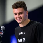 FootballR - NFL Combine - Diese Beschreibung wurde automatisch generiert. Ladd McConkey - Ein Wide Receiver der University of Georgia lächelt, während er ein Mikrofon hält.