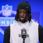 FootballR - NFL - Diese Beschreibung wurde automatisch generiert. NFL-Spieler Brian Thomas Jr. steht selbstbewusst vor einem Mikrofon.