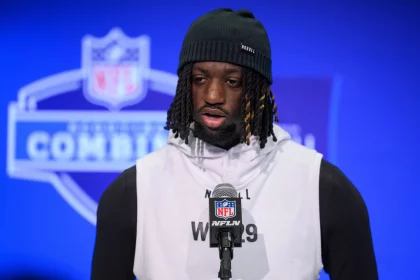 FootballR - NFL - Diese Beschreibung wurde automatisch generiert. NFL-Spieler Brian Thomas Jr. steht selbstbewusst vor einem Mikrofon.