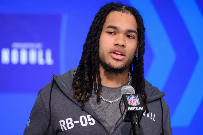 FootballR - NFL - Diese Beschreibung wurde automatisch generiert. Jonathon Brooks mit Dreadlocks steht vor einem Mikrofon.