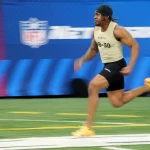 FootballR - NFL - Diese Beschreibung wurde automatisch generiert. Jaylen Wright läuft auf einem NFL-Feld.