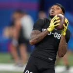 FootballR - NFL Draft Steals - Diese Beschreibung wurde automatisch generiert. University of Oregon Troy Franklin, ein talentierter Wide Receiver, fängt einen Ball auf dem Spielfeld.