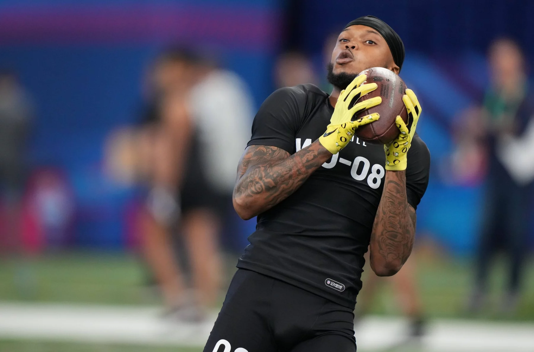 FootballR - NFL Draft Steals - Diese Beschreibung wurde automatisch generiert. University of Oregon Troy Franklin, ein talentierter Wide Receiver, fängt einen Ball auf dem Spielfeld.