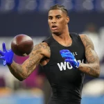 FootballR - NFL - Diese Beschreibung wurde automatisch generiert. Keon Coleman - Ein Wide Receiver fängt einen Ball.