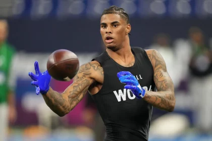 FootballR - NFL - Diese Beschreibung wurde automatisch generiert. Keon Coleman - Ein Wide Receiver fängt einen Ball.