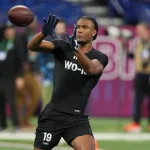 FootballR - NFL - Wide Receiver -Diese Beschreibung wurde automatisch generiert. Adonai Mitchell fängt einen Football.