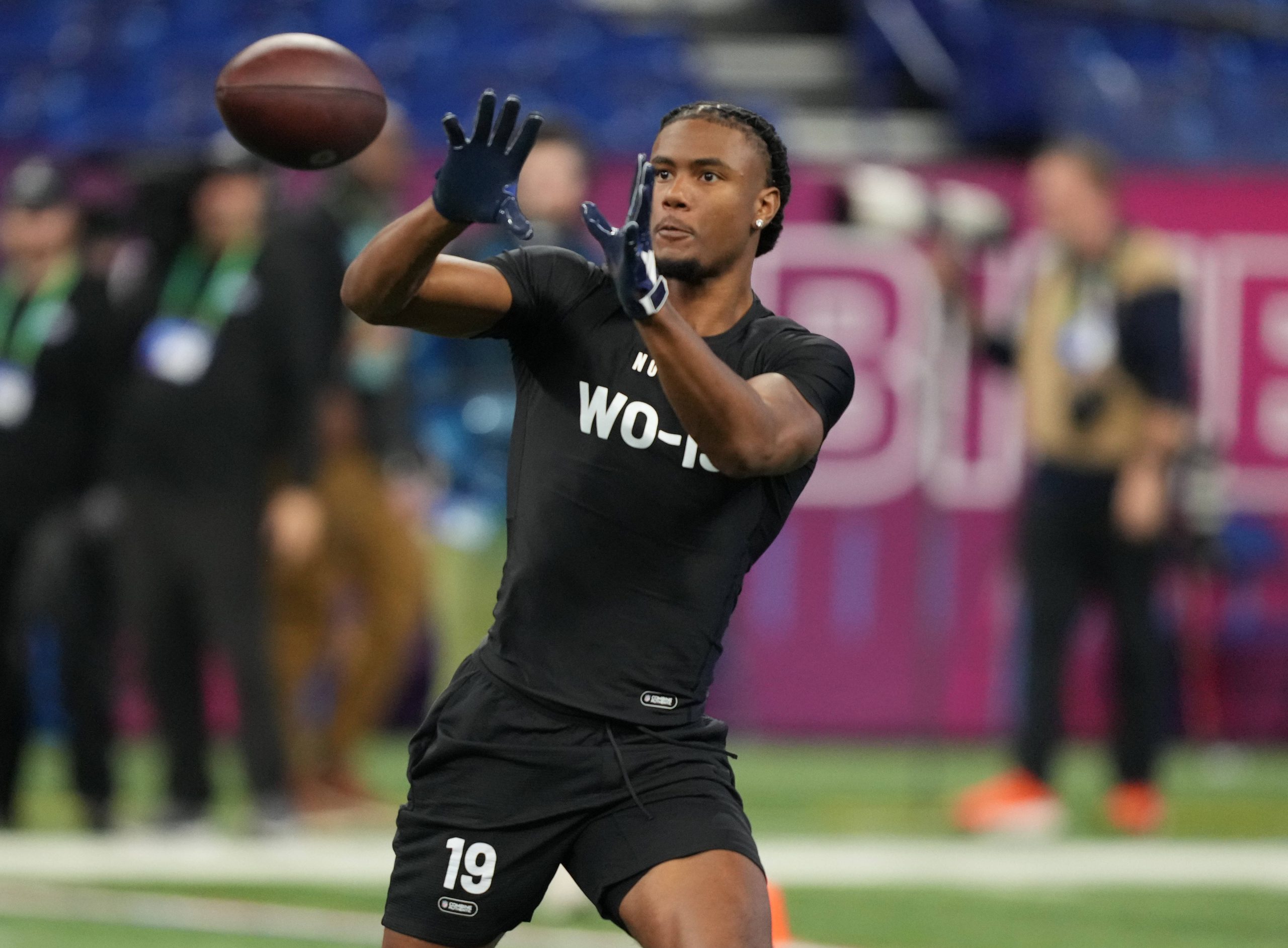FootballR - NFL - Wide Receiver -Diese Beschreibung wurde automatisch generiert. Adonai Mitchell fängt einen Football.