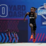 FootballR - NFL Scouting Combine 2025 - Diese Beschreibung wurde automatisch generiert. Ein Mann läuft auf einer Strecke. Der WR Xavier Worthy, von der Texas University, lief beim NFL Scouting Combine 2024 eine 40-Yard Dash Zeit von 4,21 Sekunden. Weltrekord!