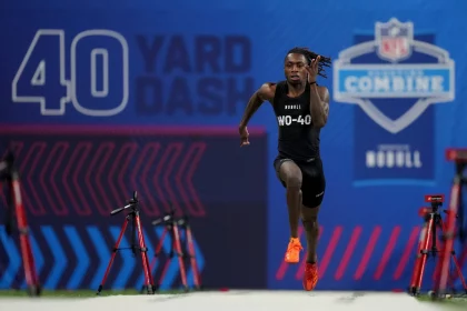 FootballR - NFL Scouting Combine 2025 - Diese Beschreibung wurde automatisch generiert. Ein Mann läuft auf einer Strecke. Der WR Xavier Worthy, von der Texas University, lief beim NFL Scouting Combine 2024 eine 40-Yard Dash Zeit von 4,21 Sekunden. Weltrekord!