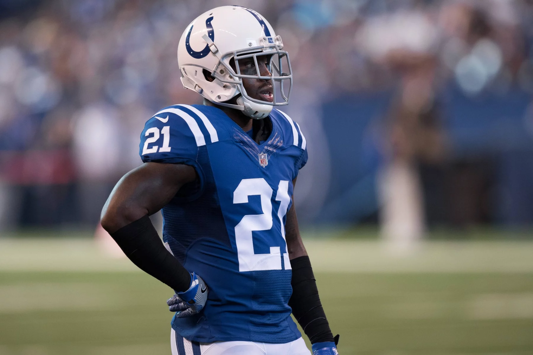 FootballR - NFL - Vontae Davis - Ein entschlossener Pro Bowler im blau-weißen Trikot #21 der Indianapolis Colts und mit Helm blickt über das Feld, konzentriert und bereit für den nächsten Spielzug. Diese Beschreibung wurde automatisch generiert.
