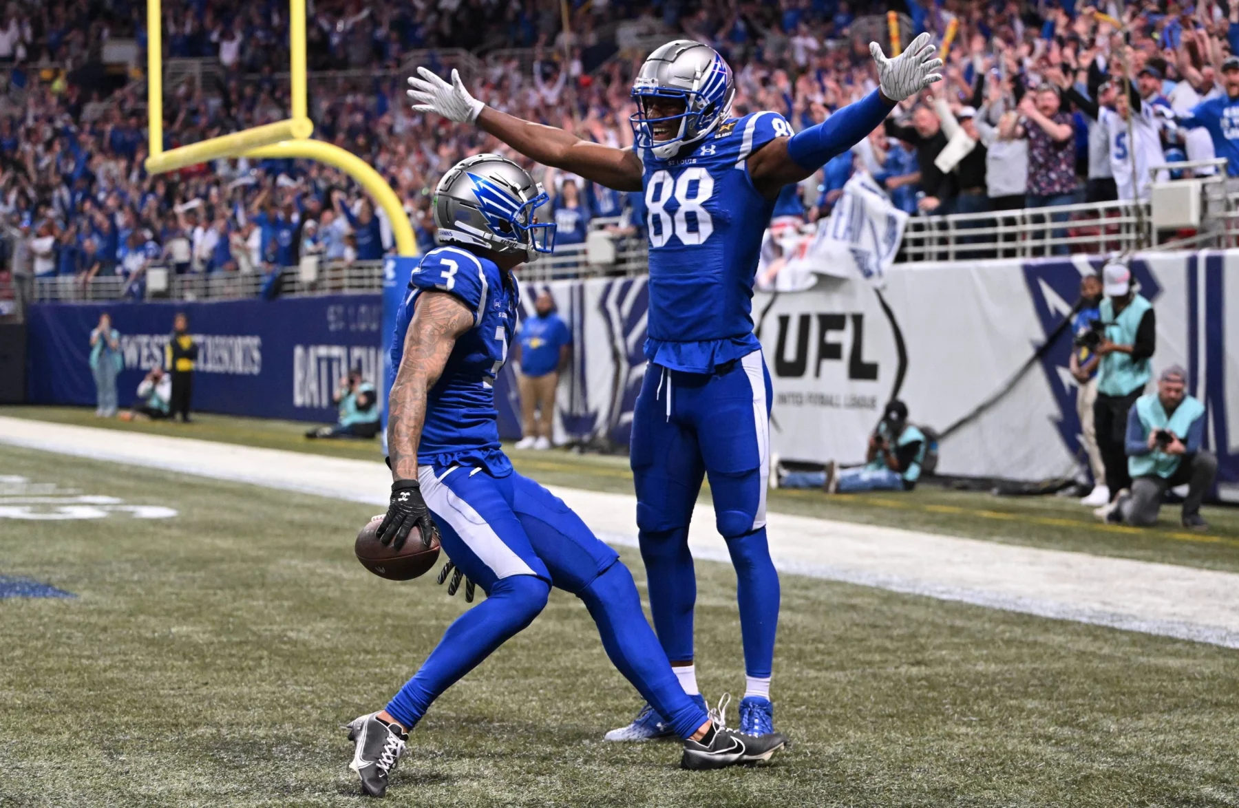 April 6, 2024, St. Louis, Missouri, USA: St. Louis Battlehawks wide receiver HAKEEM BUTLER 88 and wide receiver MARCELL ATEMAN 3 celebrate scoring the team s first touchdown in their home opener against the Arlington Renegades at The Dome at America s Center in St. Louis. St. Louis USA - ZUMAw214 20240406_zsp_w214_002 Copyright: xSvenxWhitex