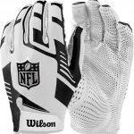 FootballR - Receiver Handschuhe - Wilson NFL Stretch Fit Receiver Handschuhe - Das Bild zeigt ein Paar weiße und schwarze Wilson NFL-Receiverhandschuhe. Ein Handschuh zeigt die Rückseite mit dem NFL-Logo deutlich sichtbar in der Mitte, was an den Wilson NFL Duke Replica-Football erinnert, während der andere Handschuh mit der Handfläche nach oben gezeigt wird und ein gepunktetes Griffmuster aufweist. Der Handgelenkbereich trägt das „Wilson“-Logo in Schwarz auf weißem Hintergrund. Diese Beschreibung wurde automatisch generiert.