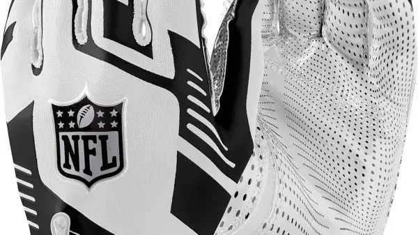 FootballR - Wilson NFL Stretch Fit Receiver Handschuhe - Das Bild zeigt ein Paar weiße und schwarze Wilson NFL-Receiverhandschuhe. Ein Handschuh zeigt die Rückseite mit dem NFL-Logo deutlich sichtbar in der Mitte, was an den Wilson NFL Duke Replica-Football erinnert, während der andere Handschuh mit der Handfläche nach oben gezeigt wird und ein gepunktetes Griffmuster aufweist. Der Handgelenkbereich trägt das „Wilson“-Logo in Schwarz auf weißem Hintergrund. Diese Beschreibung wurde automatisch generiert.