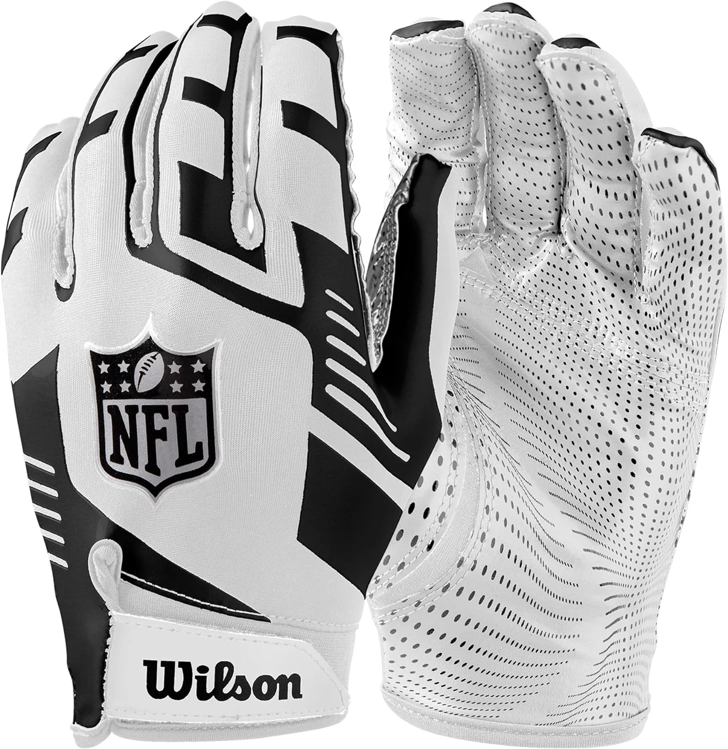 FootballR - Receiver Handschuhe - Wilson NFL Stretch Fit Receiver Handschuhe - Das Bild zeigt ein Paar weiße und schwarze Wilson NFL-Receiverhandschuhe. Ein Handschuh zeigt die Rückseite mit dem NFL-Logo deutlich sichtbar in der Mitte, was an den Wilson NFL Duke Replica-Football erinnert, während der andere Handschuh mit der Handfläche nach oben gezeigt wird und ein gepunktetes Griffmuster aufweist. Der Handgelenkbereich trägt das „Wilson“-Logo in Schwarz auf weißem Hintergrund. Diese Beschreibung wurde automatisch generiert.