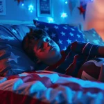 FootballR - NFL - Ein kleiner Junge schläft im Bett und hält einen Football in der Hand. Das Zimmer ist mit Bettwäsche mit Sternenmotiven und blauen Lichterketten dekoriert. Poster und Flaggen schmücken die Wände und verstärken die sportliche Atmosphäre. Ein NFL Bettwäsche Set auf seinem Bett verleiht ihm einen Hauch von Authentizität. Eine Nachttischlampe sorgt für ein warmes, gemütliches Licht und schafft eine ruhige und behagliche Atmosphäre. Diese Beschreibung wurde automatisch generiert.